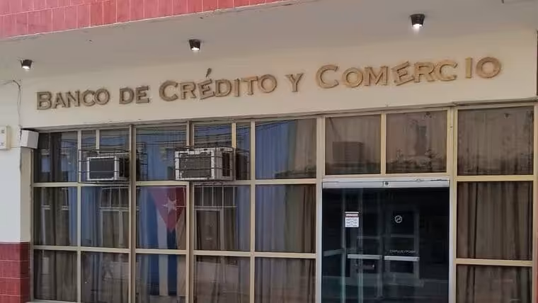 Bancos cubanos informan a clientes sobre tarjetas de salarios