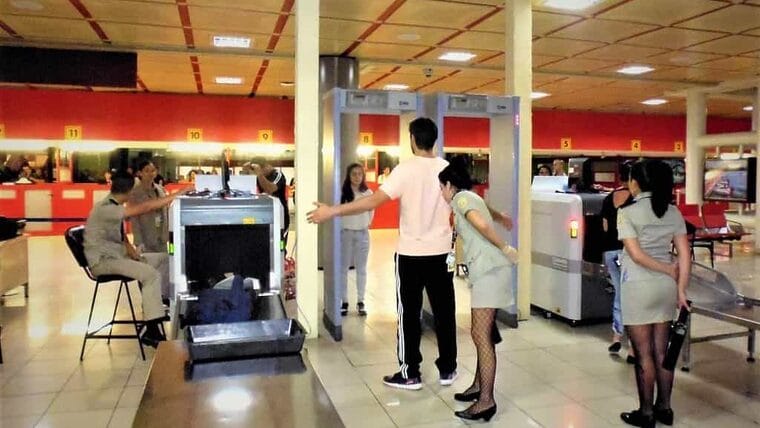 ¿Qué es y cómo evitar el decomiso por carácter comercial en la Aduana de Cuba?