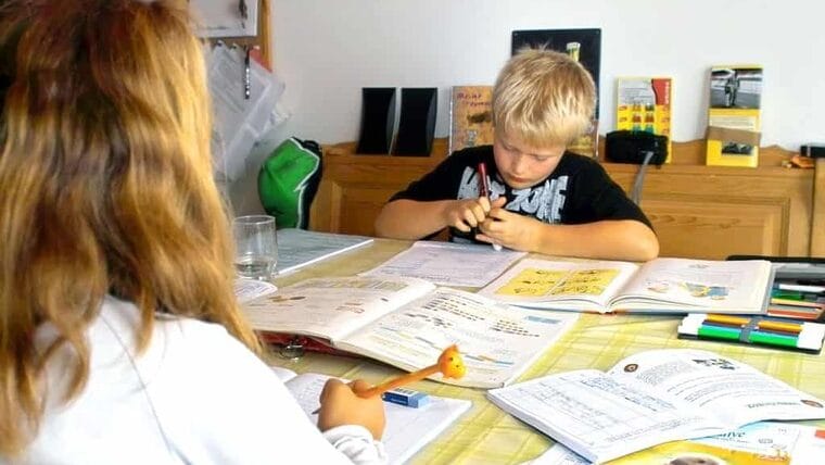Actividades por cuenta propia: Asistente para la atención educativa y de cuidado de niños