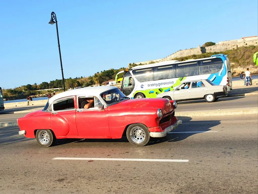 Alemendron-transporte-publico-cuba-habana-1221x916.jpg