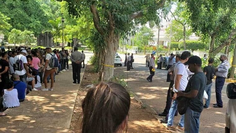 Despliegue policial en la embajada de Panamá en La Habana tras suspensión temporal de visas y tarjetas de turismo