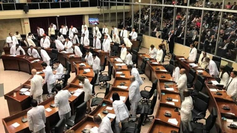 Congresistas panameños piden restitución de tarjeta de turismo para cubanos e indican que la suspensión fue recomendada por Estados Unidos (+Video)