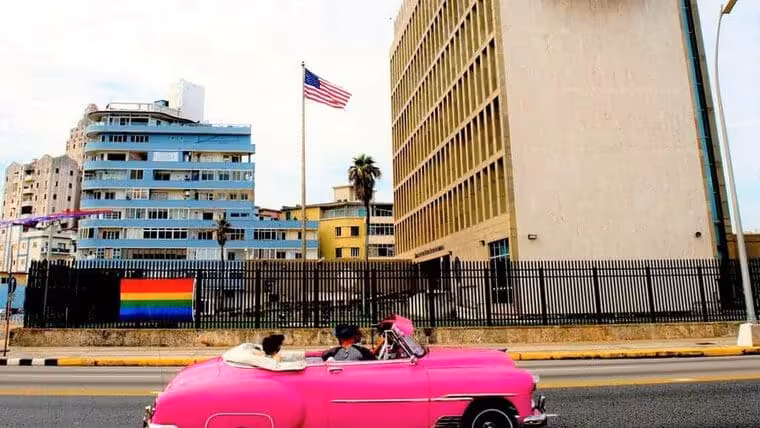 Administración Biden mantiene interés en restaurar el servicio de la Embajada en Cuba, los vuelos y el envío de remesas