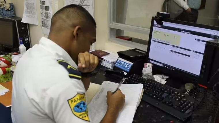 Desde hoy, cubanos podrán pedir Permiso Temporal de dos años en Panamá