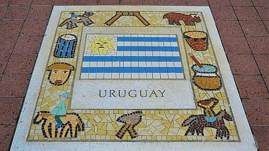 Casi 5 mil cubanos intentan cambiar su estatus migratorio en Uruguay