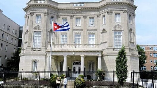 Denuncian ataque con “cóctel molotov” a Embajada de Cuba en EE.UU