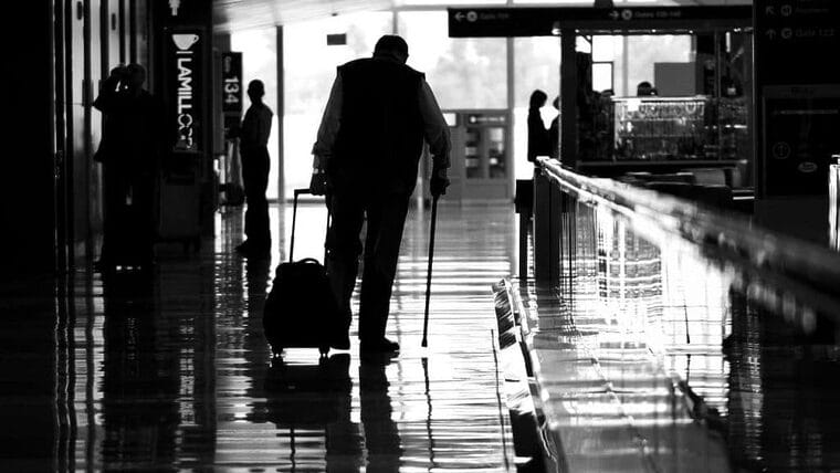 Adultos mayores que viajan solos a Cuba: consejos para la importación en Aduana