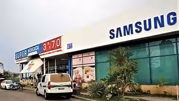 Los cubanos cobran en pesos, pero cada vez más tiendas solo venden en dólares