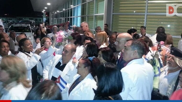 Cientos de médicos cubanos regresarán de Ecuador tras cierre de convenio médico