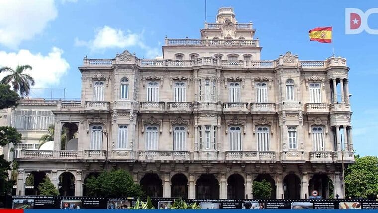 El Rey anuncia mejoras en el Consulado de España en La Habana
