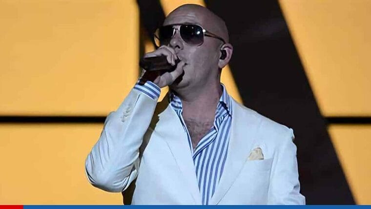 Abucheado Pitbull en Parada de Reyes de Miami