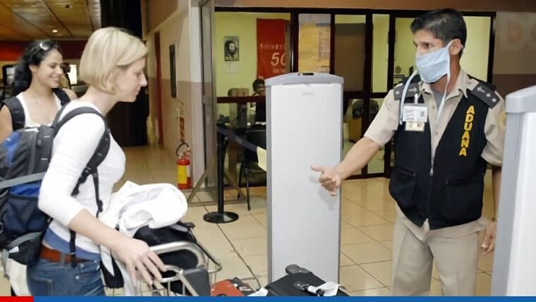 ¿Qué hacen en los aeropuertos cubanos para evitar el contagio de coronavirus?