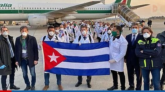 Gobierno cubano ingresa más de 5000 mil millones de dólares por la venta de servicios médicos
