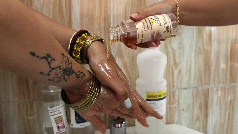 Labiofam produce desinfectantes artesanales en Cuba