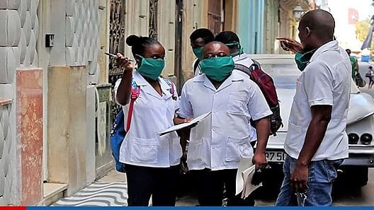 Cuba pierde más de 10 mil médicos en un solo año