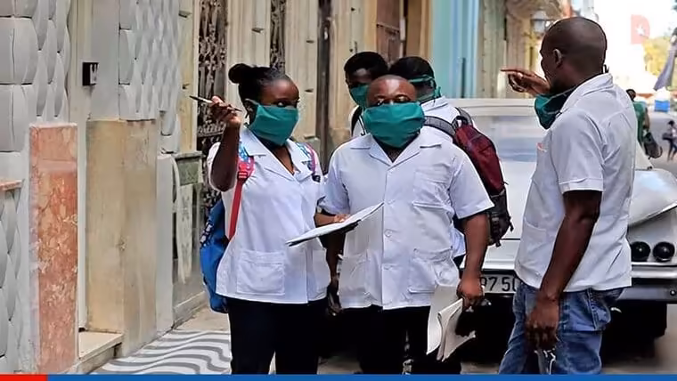 Cuba pierde más de 10 mil médicos en un solo año