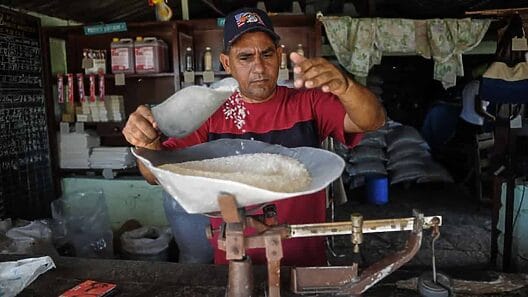 La libra de arroz triplica su precio estatal en Cuba