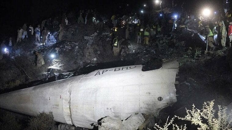 Avión paquistaní se estrella con más de 100 personas (+ video)