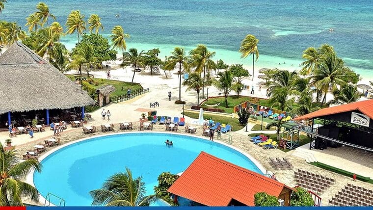 Cubanos y extranjeros residentes en Cuba ya pueden ir a los hoteles de la isla
