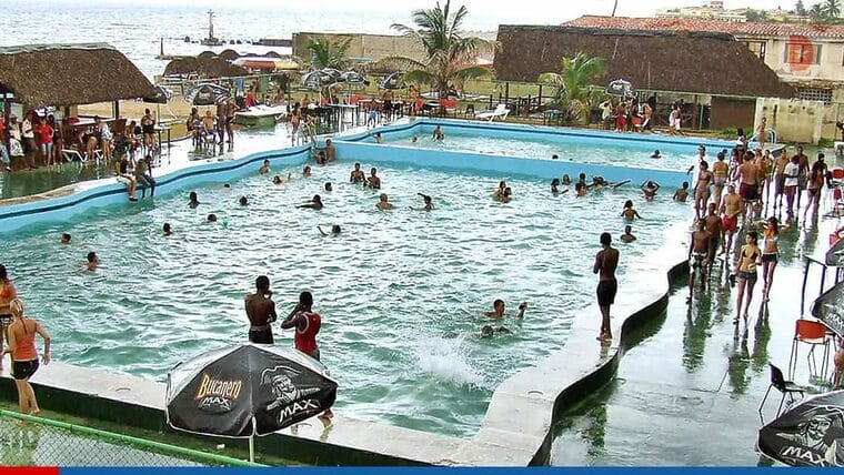Círculos sociales de La Habana ofertan baños en playas y piscinas y venta liberada de alimentos