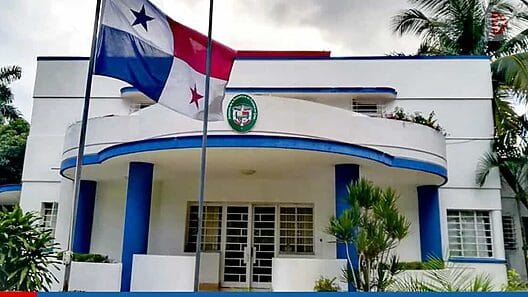 Mensajes de la Embajada de Panamá en Cuba sobre entrega de pasaportes y servicio de legalizaciones