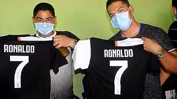 Cristiano Ronaldo y La Juventus envían camisetas de fútbol firmadas a los médicos cubanos en Turín