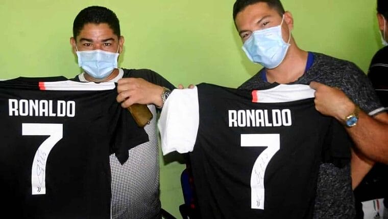 Cristiano Ronaldo y La Juventus envían camisetas de fútbol firmadas a los médicos cubanos en Turín