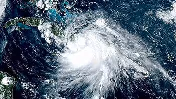 Actualizacón: Laura se intensifica ligeramente, muy cerca del litoral sur oriental de Cuba