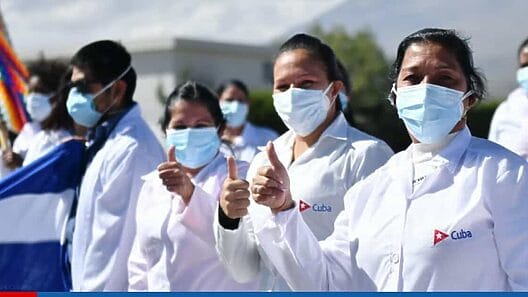 Presidente de México defiende contratación de médicos cubanos
