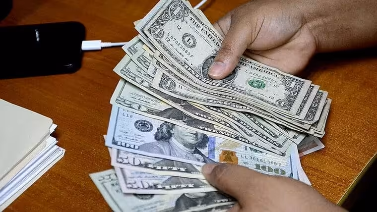 Dólar estadounidense sigue estable por más de una semana en mercado informal cubano