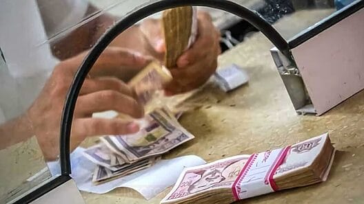 Gobierno cubano establece límite de cinco mil pesos para operaciones en efectivo