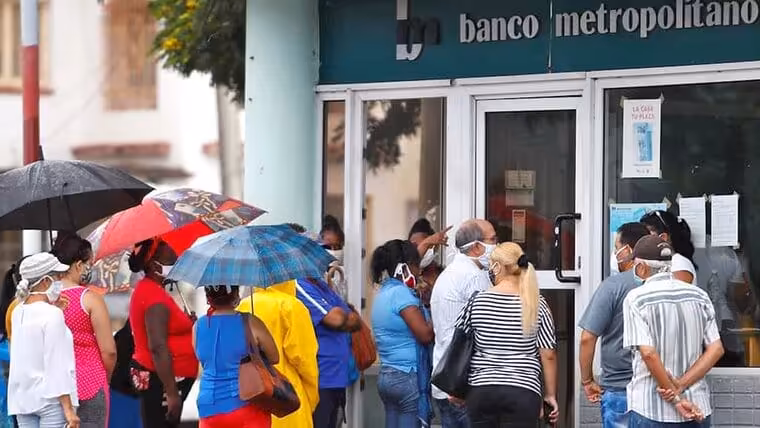 Como política no está prohibida ni la extracción de dólares de las cuentas bancarias ni la venta de USD en Cuba