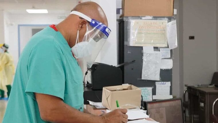 Médicos cubanos brindan servicios en Panamá en medio de polémica