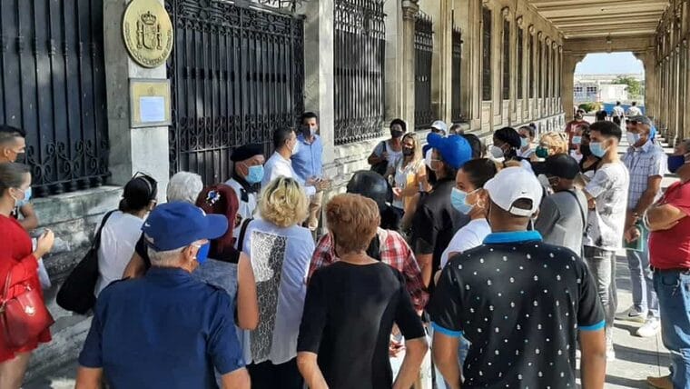 Cubanos se reúnen en Consulado de España en Cuba tras cierre de algunos servicios