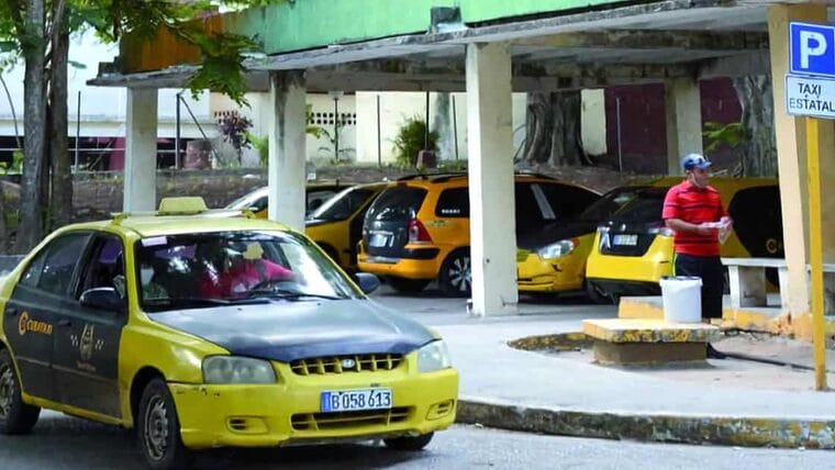 Pasajero ante precio de Cubataxi: “un hospital deja a uno más pelao que un cable”