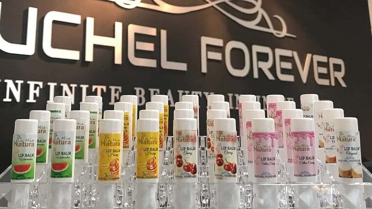 Suchel sobrecumple producción de crema dental y detergentes