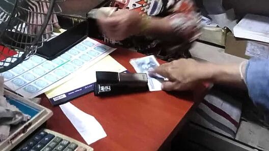Denuncian escasez de sellos de cinco pesos y su reventa en Cuba