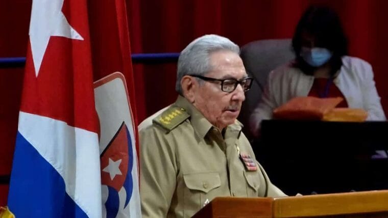 Raúl Castro cede la jefatura del Partido Comunista de Cuba