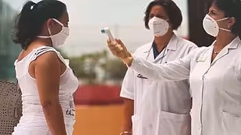 Cuba mantendrá los actuales protocolos sanitarios a los viajeros y la disminución de vuelos