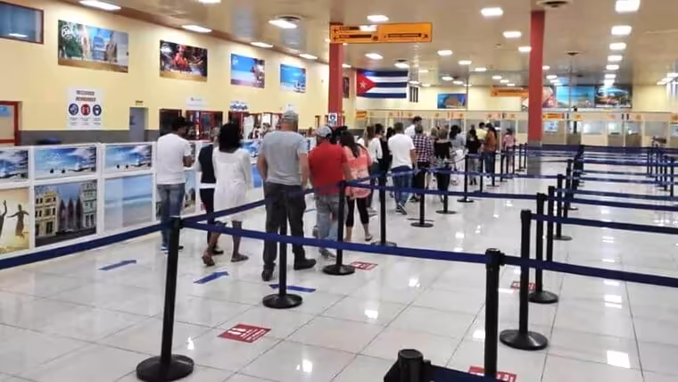 Salud Pública de Cuba responde sobre supuesta prohibición de salida a médicos