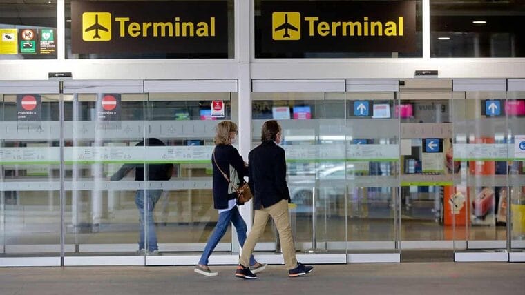España extiende las restricciones de viajes a turistas de terceros países