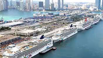 Un crucero de Carnival rescata a balseros cubanos y los lleva al puerto de Miami
