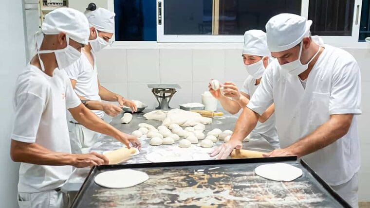 Última Hora: Venderán menos pan liberado, galletas y dulces, por déficit de harina