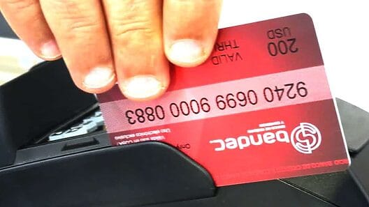 ¿Cómo son las tarjetas en dólares para viajeros que venden en Cuba?