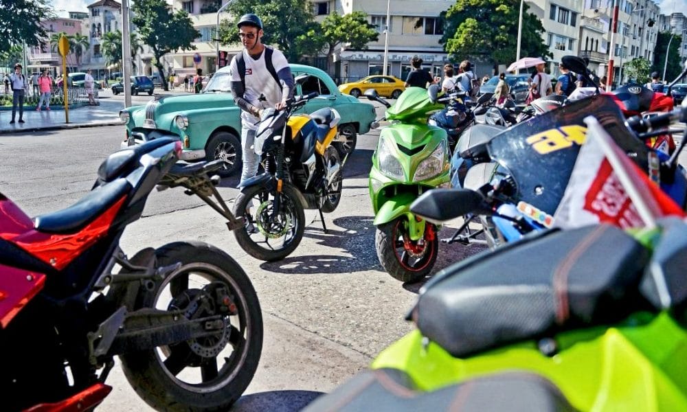 They condemn the “rallies” and the sale of appointments to register electric motorcycles in Cuba