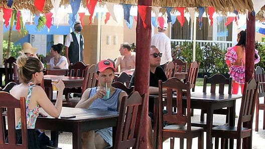 Advierten a turistas rusos en Cuba: “No dejen pertenencias en los coches”