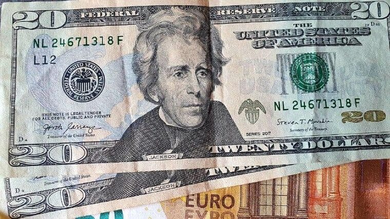 El dólar recupera valor frente al euro