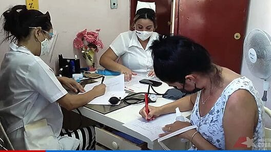 Sin medicamentos e insumos, Cuba quiere implantar “una historia clínica digital”
