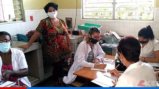 ¿Están prohibiendo la salida a médicos cubanos de visita en la isla?
