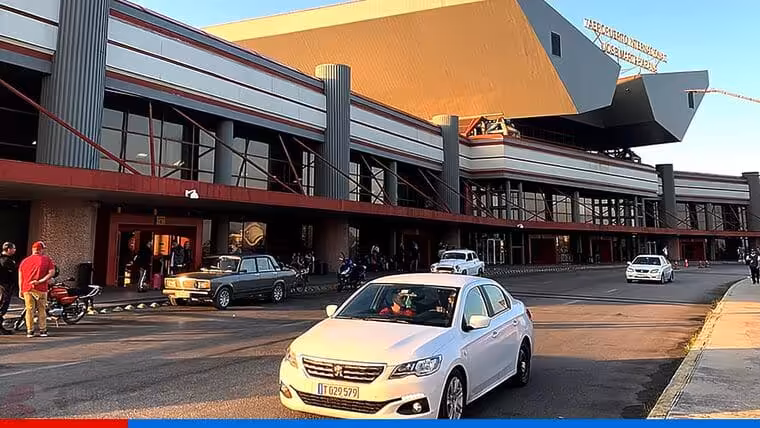¿Familiares pueden esperar o despedir a viajeros en aeropuertos cubanos? Esto dice ECASA